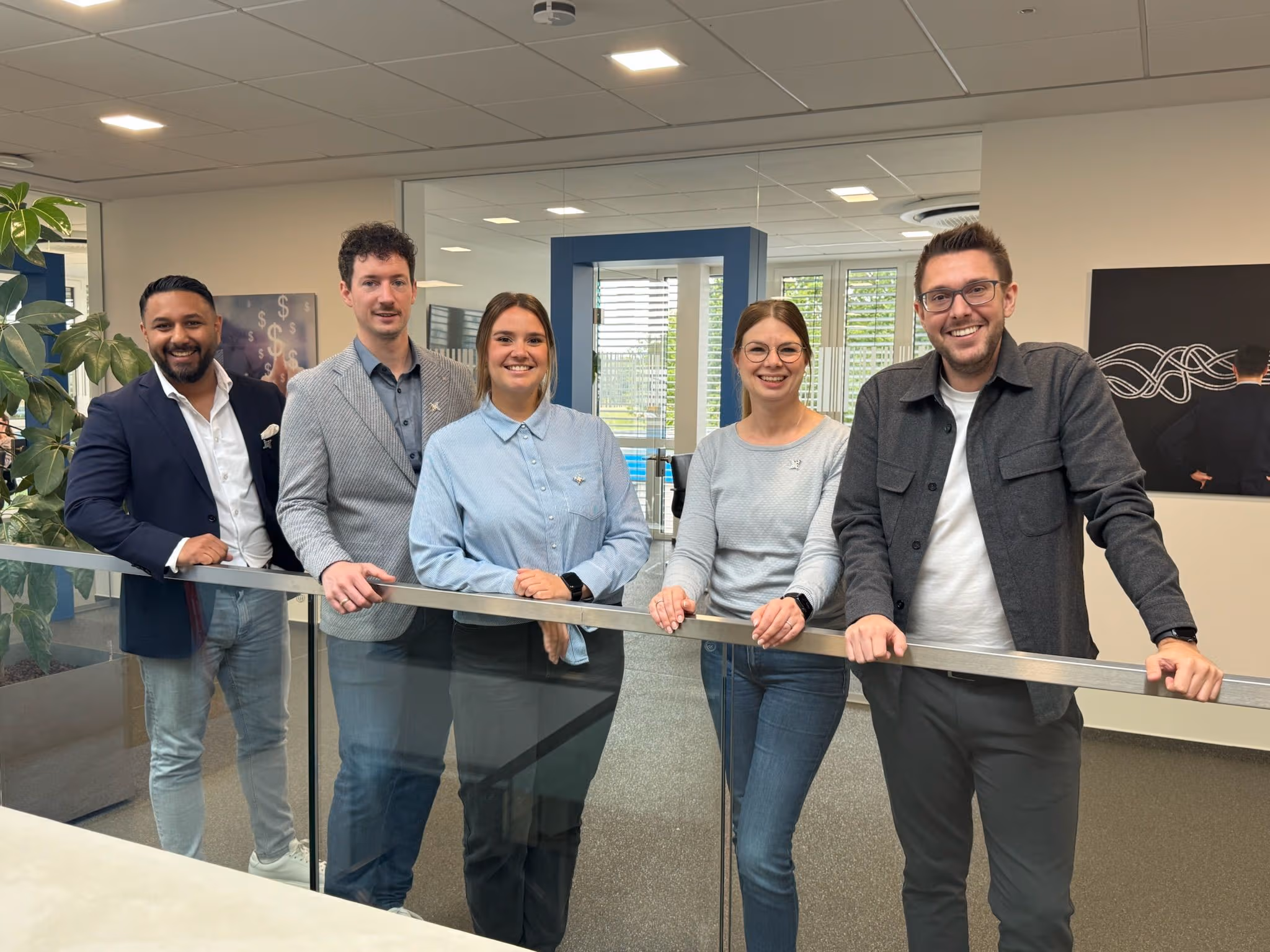 Mitarbeiter der Team-IT Group gemeinsam im Unternehmen.
