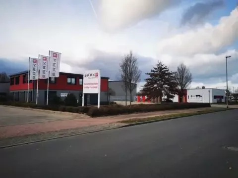 Das Baak Hauptgebäude an der Straße