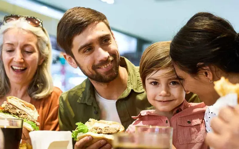 Eine Familie hat beim essen