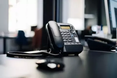 Eine Telefonanlage steht auf einem Tisch
