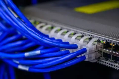 Viele eingesteckte Netzwerkkabel