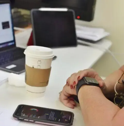 Eine Frau schaut auf Ihre Smartwatch am Handgelenk