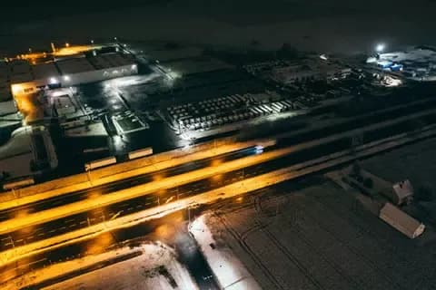 Ein futuristisches Bild bei Nacht der Logistik