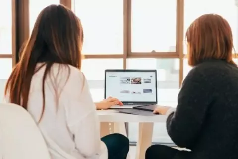 Rückenansicht zwei Kolleginnen am Schreibtisch