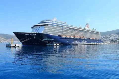 Ein großes Schiff steht im Hafen